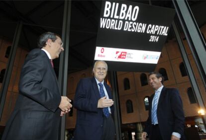 José Luis Bilbao, Iñaki Azkuna y Manu Salinero, ayer, en la presentación de la entrada de Bilbao en la final para ser Capital Mundial del Diseño 2014.