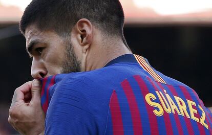 El jugador uruguayo del Barcelona, Luis Suárez, se lamenta después de perder un balón.