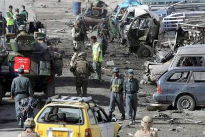 Fuerzas de seguridad patrullan por el lugar de un atentado a un convoy militar en las afueras de Kabul.