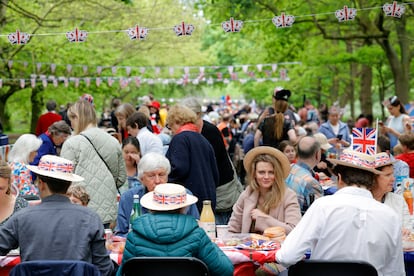 La reina es Patrona del Big Lunch desde 2013. El evento del año pasado por la Jubilación de Isabel II contó con la participación de 17 millones de personas. Se recaudaron más de 22 millones de libras para buenas causas. Eso sí, este domingo Londres parece haber bajado el pistón con los festejos. La calle está más tomada por turistas y paseantes. Sin embargo, hay muchos que quieren seguir celebrando. Los parques de la ciudad se han llenado de mantas y mesas donde la gente se ha parado a hacer pícnic a partir de las doce de la mañana. Muchos siguen llevando la bandera británica en bolsas de tela, gorros, capas, gafas de sol, manteles y otros atuendos.