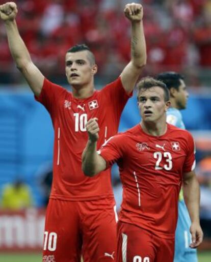 Shaqiri celebra su gol junto a Xhaka.