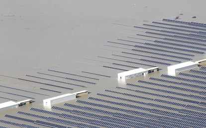 Un huerto solar, en los márgenes del Guadalquivir, inundado tras las fuertes lluvias.