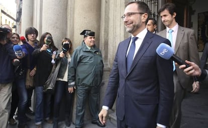 US Ambassador to Spain James Costos arrives on Monday morning at the Foreign Ministry&#039;s Santa Cruz Palace in Madrid.