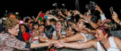 Dilma é recebida por apoiadoras em Brasília.