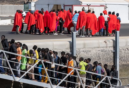 Inmigrantes trasladados al puerto de Arrecife tras ser rescatadas este domingo por Salvamento Martimo en aguas prximas a Lanzarote.