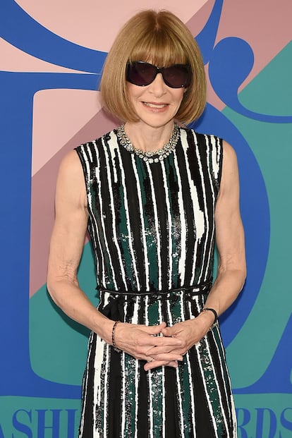 Anna Wintour -


La editora de Vogue USA ha convertido las gafas de sol en un elemento indispensable dentro un look tan icónico como inaccesible. En una reciente charla con la CNN, desveló el principal beneficio de este accesorio: “Son increíblemente útiles porque evitas que los demás descifren lo que estás pensando. Me ayudan mucho cuando me siento cansada o somnolienta… quizá se han convertido ya en una parte de lo que soy”.