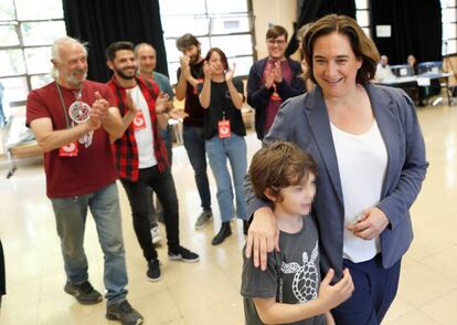 La alcaldesa y candidata de Barcelona en Comú a la reelección, Ada Colau, acompañada por uno de sus hijos a su llegada al Centro Cívico La Sedeta de Barcelona, donde ha votado en las elecciones municipales y europeas. Colau ha llamado a la participación "para conquistar el futuro" de Barcelona