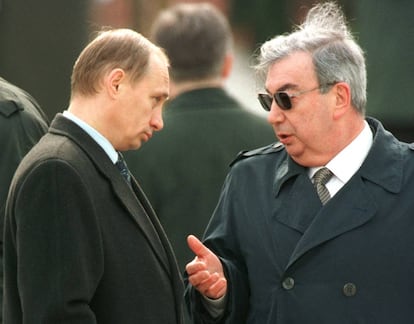 Putin en 1999, aún como líder del FSB, habla con un anterior primer ministro, Yevgeny Primakov. Poco después, será nombrado jefe de Gobierno.