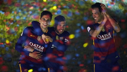 Bartra, junto a Alba y Busquets, también jugadores de la selección, en la celebración de los títulos del Barça.