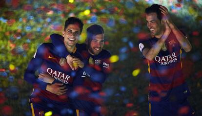 Bartra, junto a Alba y Busquets, también jugadores de la selección, en la celebración de los títulos del Barça.