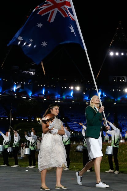 Tras varias ediciones con abanderados masculinos, la bandera de Australia fue portada por la jugadora de baloncesto Lauren Jackson.