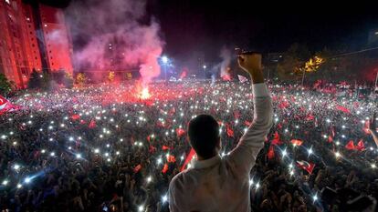 Ekrem Imamoglu se dirige a sus seguidores tras conocerse su victoria en la repetición de los comicios.