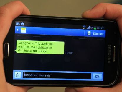 Un tel&eacute;fono con el mensaje que la Agencia Tributaria remite a los contribuyentes que sean destinatarios de una notificaci&oacute;n fiscal y se hayan adherido al programa de alertas.