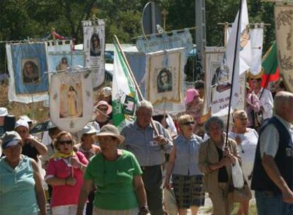 Seguidores de la vidente de El Escorial en junio de 2006.