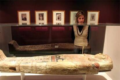 La tapa del sarcófago egipcio que se muestra en la exposición <b><i>Tutankamón. Imágenes de un tesoro bajo el desierto egipcio.</b></i>