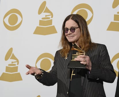 Ozzy Osbourne sostiene el premio a la “Mejor Interpretación de Metal” en la 56ª edición de los premios Grammy.