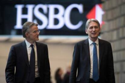 John Flint, CEO de HSBC (izquierda), con el ministro de Hacienda británico, Philip Hammond.