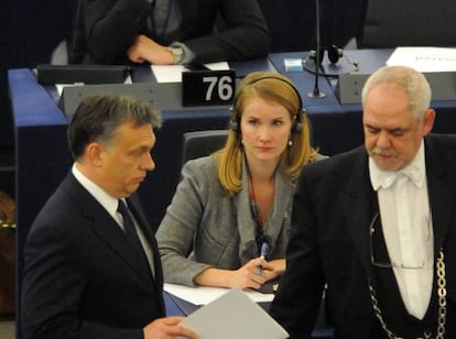 Viktor Orbán antes de empezar el discurso en Estrasburgo.