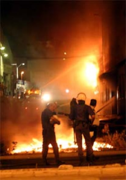 Policías antidisturbios vigilan la zona donde se produjeron los incidentes.