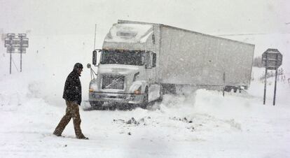 La tormenta dejó más de 1,2 metros de nieve en el condado de Erie y podría superar el récord de 2,1 metros de nieve en cinco días de 2001 en la ciudad de Búfalo. En la imagen, un camión permanece atrapado en una carretera en Boston, el 18 de noviembre de 2014.