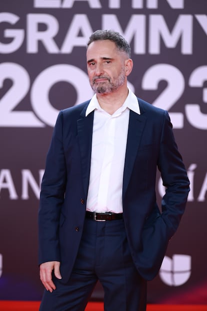 El cantante uruguayo Jorge Drexler eligi un traje negro de Dior Homme.