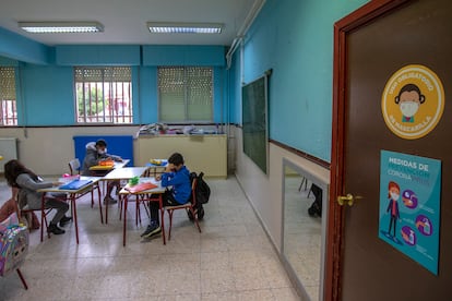 Varios alumnos estudian en una clase del colegio público Giner de los Ríos, en Fuenlabrada, Madrid.