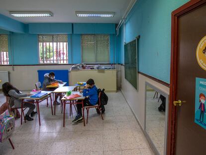 Varios alumnos estudian en una clase del colegio público Giner de los Ríos, en Fuenlabrada, Madrid.