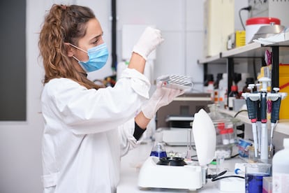 Una mujer científica realiza pruebas en un laboratorio en Madrid.