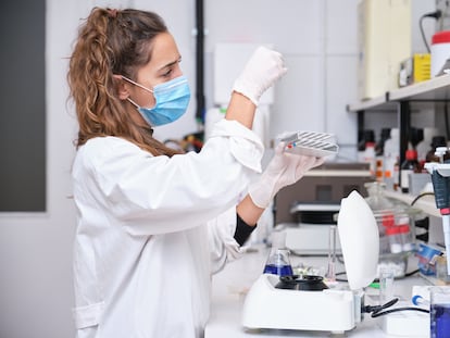 Una mujer científica realiza pruebas en un laboratorio en Madrid.