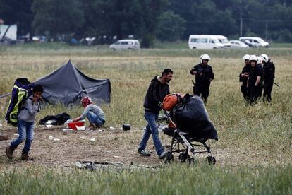 Los refugiados recogen sus pertenencias durante la operación que ha iniciado hoy la policía griega de desalojo del campamento improvisado de Idomeni.