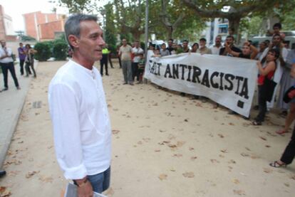 El líder de PxC, Josep Anglada, el miércoles en Salt frente a manifestantes antirracistas.