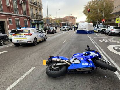 La moto, tirada en el lugar del accidente.