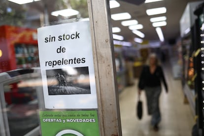 Un cartel en un establecimiento de Buenos Aires informaba el día 5 a los clientes de que los repelentes de mosquitos están agotados.