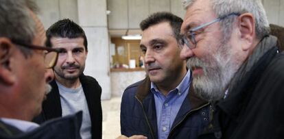 De izda. a dcha. el secretario de Acci&oacute;n Sindical de CCOO, Ram&oacute;n G&oacute;rriz, el secretario general del mismo sindicato en Seat, Rafael Guerrero, el presidente del comit&eacute; de empresa de Seat, Mat&iacute;as Carnero, y el secretario general de la UGT, C&aacute;ndido M&eacute;ndez, antes de la reuni&oacute;n que han mantenido con el ministro de Industria, Jos&eacute; Manuel Soria, para analizar la situaci&oacute;n de Seat y Volkswagen, hoy en Madrid. EFE/Mariscal