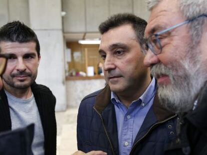 De izda. a dcha. el secretario de Acci&oacute;n Sindical de CCOO, Ram&oacute;n G&oacute;rriz, el secretario general del mismo sindicato en Seat, Rafael Guerrero, el presidente del comit&eacute; de empresa de Seat, Mat&iacute;as Carnero, y el secretario general de la UGT, C&aacute;ndido M&eacute;ndez, antes de la reuni&oacute;n que han mantenido con el ministro de Industria, Jos&eacute; Manuel Soria, para analizar la situaci&oacute;n de Seat y Volkswagen, hoy en Madrid. EFE/Mariscal