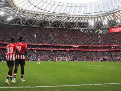 Los hermanos Williams celebran el primer gol de Iñaki ante el Betis, durante el partido de Liga de diciembre.