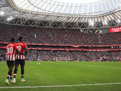 Los hermanos Williams celebran el primer gol de Iñaki ante el Betis, durante el partido de Liga de diciembre.