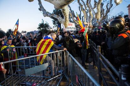 Policiais antidistúrbios dos Mossos d’Esquadra diante do Parlamento, protegidos por capacetes, durante o momento de maior tensão da jornada: um grupo de independentistas tentou derrubar as barreiras que protegiam a entrada principal da Câmara catalã.