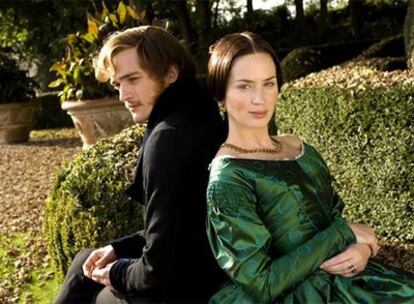 Rupert Friend y Emily Blunt, en un fotograma de <i>La reina Victoria. </i>