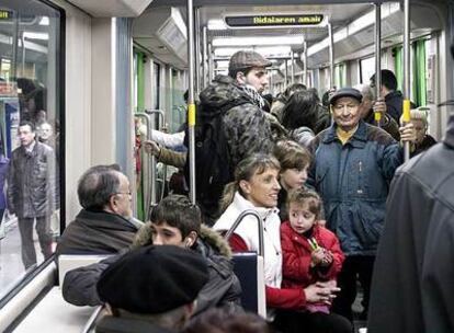 Los viajeros abarrotan una unidad del tranvía en la capital alavesa.