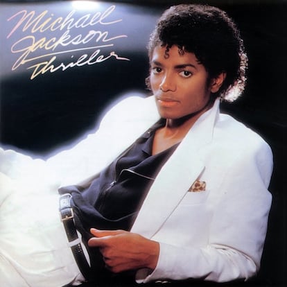 Este disco es grande por varias razones. Con ayuda del productor Quincy Jones, Michael Jackson reformuló el R&B (siglas eufemísticas con que la industria denomina la “música hecha por negros”), ligándolo al pop, fulminando la música disco y definiendo el sonido de los ochenta. Su influencia es alargada: sus ecos se escuchan en canciones actuales de Rihanna y estrofas de The Weeknd. La participación de Paul McCartney en 'The girl is mine' anticipó la moda de las colaboraciones, excepcionales por entonces e imprescindibles hoy. Sus canciones se dividen entre buenas y buenísimas; es perfecto de principio a fin, más aún si pensamos que su sonido iridiscente no está programado por ordenador, sino tocado por músicos de carne y hueso, incluida la formación de Toto al completo. Una escucha atenta descubre primorosos detalles, como el colosal solo de guitarra de Eddie Van Halen en 'Beat it'. Obra maestra absoluta. Texto: MIGUEL ÁNGEL BARGUEÑO

Puntuación: 5 sobre 5.
Número de discos vendidos: 65 millones.