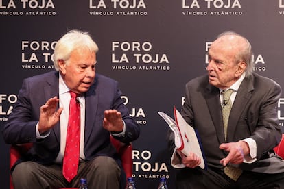 El ex presidente español Felipe González y el ex primer ministro portugués Francisco Pinto Balsemão, en el Foro La Toja - Vínculo Atlántico, en la Fundación Calouste Gulbenkian en Lisboa. 
