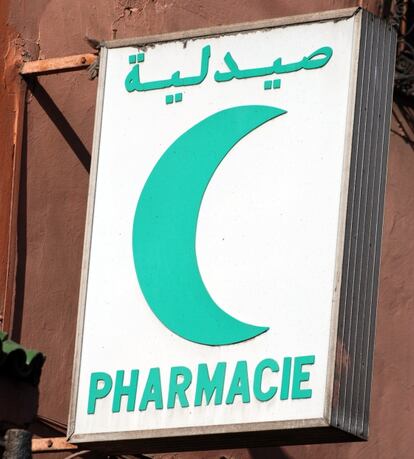 Sinal de farmácia em Marrocos.