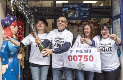 Celebración del tercer premio de la Lotería Nacional, en la administración de la avenida del Puerto, 173, de Valencia.