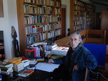 Manuel Vilariño se ha refugiado "en la esencialidad de la poesía frente a la frivolidad que rodea al arte contemporáneo".