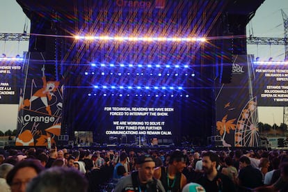 Anuncio indicando fallos en el sonido en las pantallas gigantes, durante la primera jornada del Mad Cool.