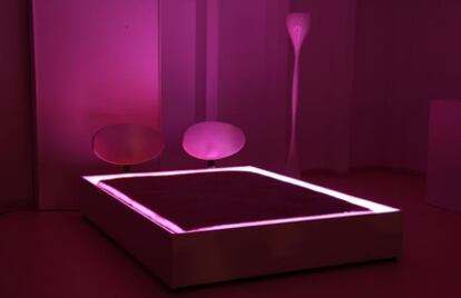 Tapizado luminoso controlable electrónicamente aplicado a una cama.