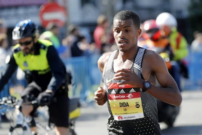 El etíope Bonsa Dida, de 22 años, durante el Maratón de Madrid, prueba que en su 40 aniversario estrenó Etiqueta de Oro, la máxima categoría de la IAAF, donde se ha proclamado ganador con una marca de 2h10:16.