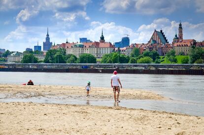 Bienvenidos al Vístula, el río que cruza Varsovia. A la izquierda, oferta de ocio, gastronomía y cultura. A la derecha, playas fluviales en las que bañarse con bonitas vistas del casco histórico de la ciudad, que queda enfrente. Medios como 'National Geographic' o 'The Guardian' las han incluido en sus listas de las playas urbanas más bellas del mundo. En la de Poniatówka se puede jugar al vóley playa, y en la de Saska Kępa pasar una agradable tarde de fogatas. Ofrecen, además, rutas en botes tradicionales de madera o en kayak. El Club La Playa es un 'non stop': su versión diurna consiste para muchos en tumbarse al sol en las hamacas o tomar una bebida en el chiringuito; la nocturna termina a las 5.00, con música en directo. Más información: <a href="https://warsawtour.pl/es/el-vistula/" target="_blank">warsawtour.pl</a>