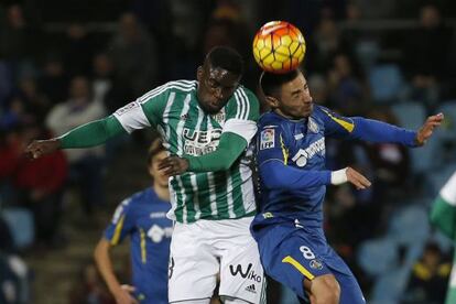 N'Diaye y Lacen pugnan por un balón.